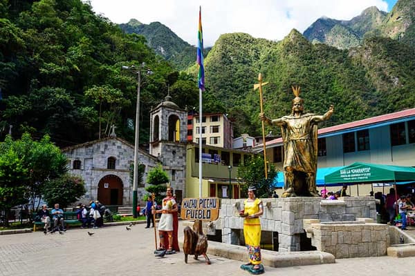 The main square of Machu Picchu Pueblo with its Inca statue