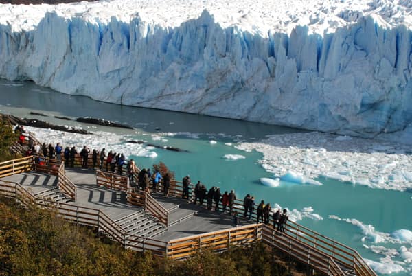 Visitors on the walkways above the turquoise channel at Perito Moreno